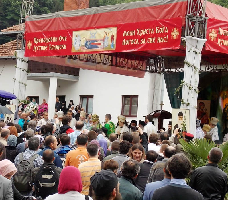 Narod na liturgiji u manastiru Celije (1)