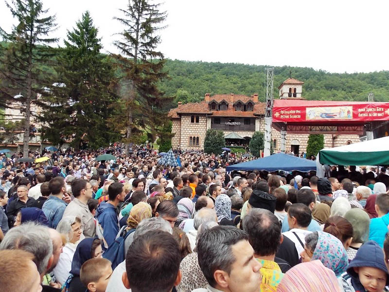 Narod na liturgiji u manastiru Celije