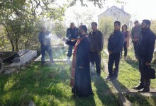 Парастос на гробљу у  Ораховцу
