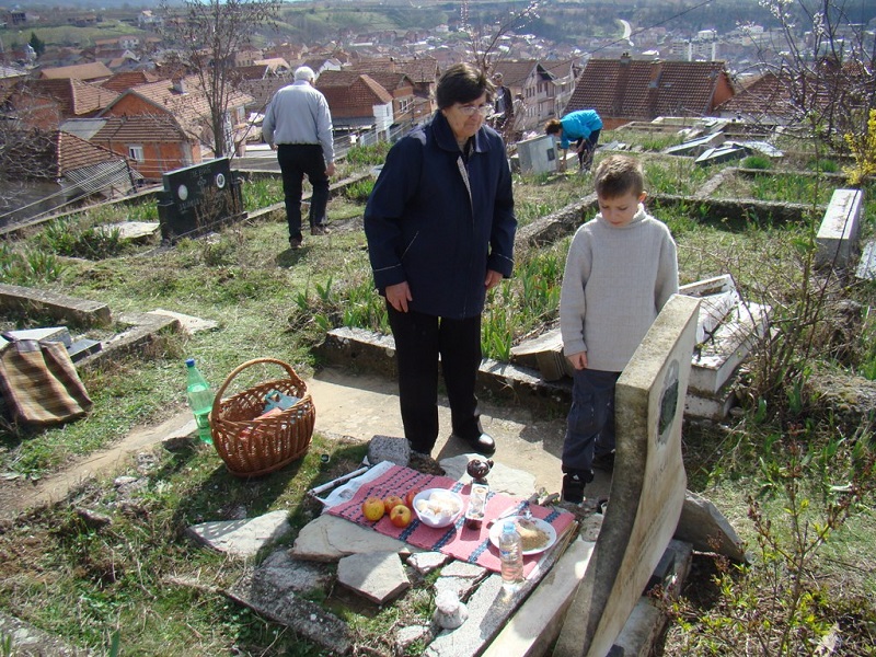 Na grobovima rodjaka