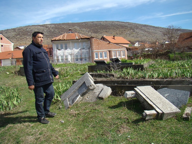 Zika i Trajko Vasiljevic nad grobovima svojih rodjaka (1)