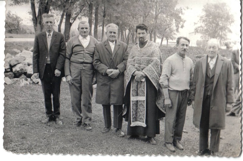 Crkveni odbor sa svestenikom na osvecenju temelja za crkvu u Brnjaci 1975.