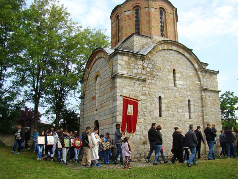 Litija oko crkve (1)