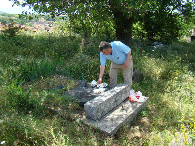 Na groblju u Orahovcu (2)