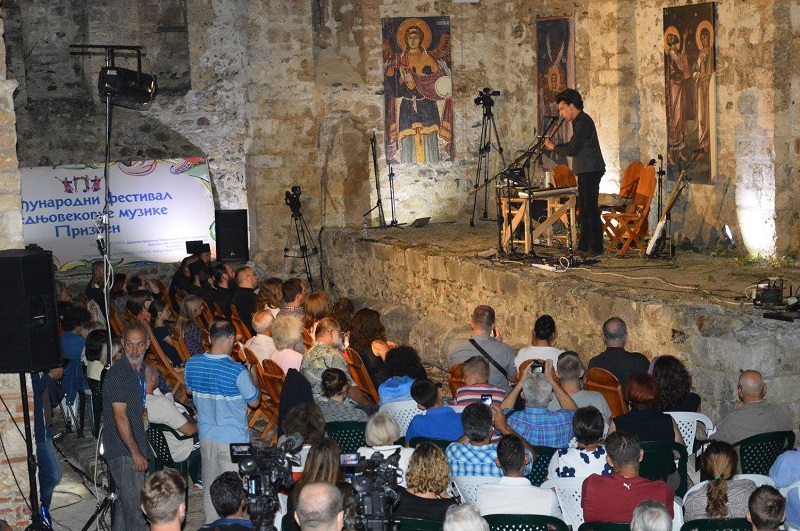 Detalji sa nastupa u atrijumu crkve Svetog Spasa (foto Dom kulture Gracanica)