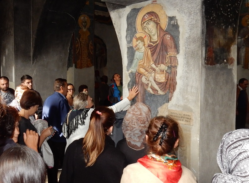 Pred Bogorodicinom freskom u hramu Bogorodice Ljeviske (1)