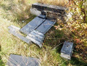 Polomljeni nadgrobni spomenici na groblju u Orahovcu (2)