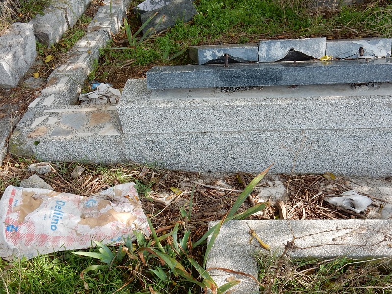 Polomljeni nadgrobni spomenici na groblju u Orahovcu (5)