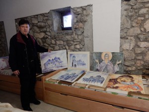 Никола са својим сликама насталим у Призрену (2)