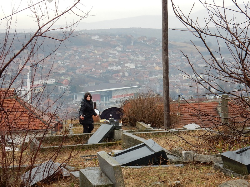 Poruseno groblje u senci jednog grada